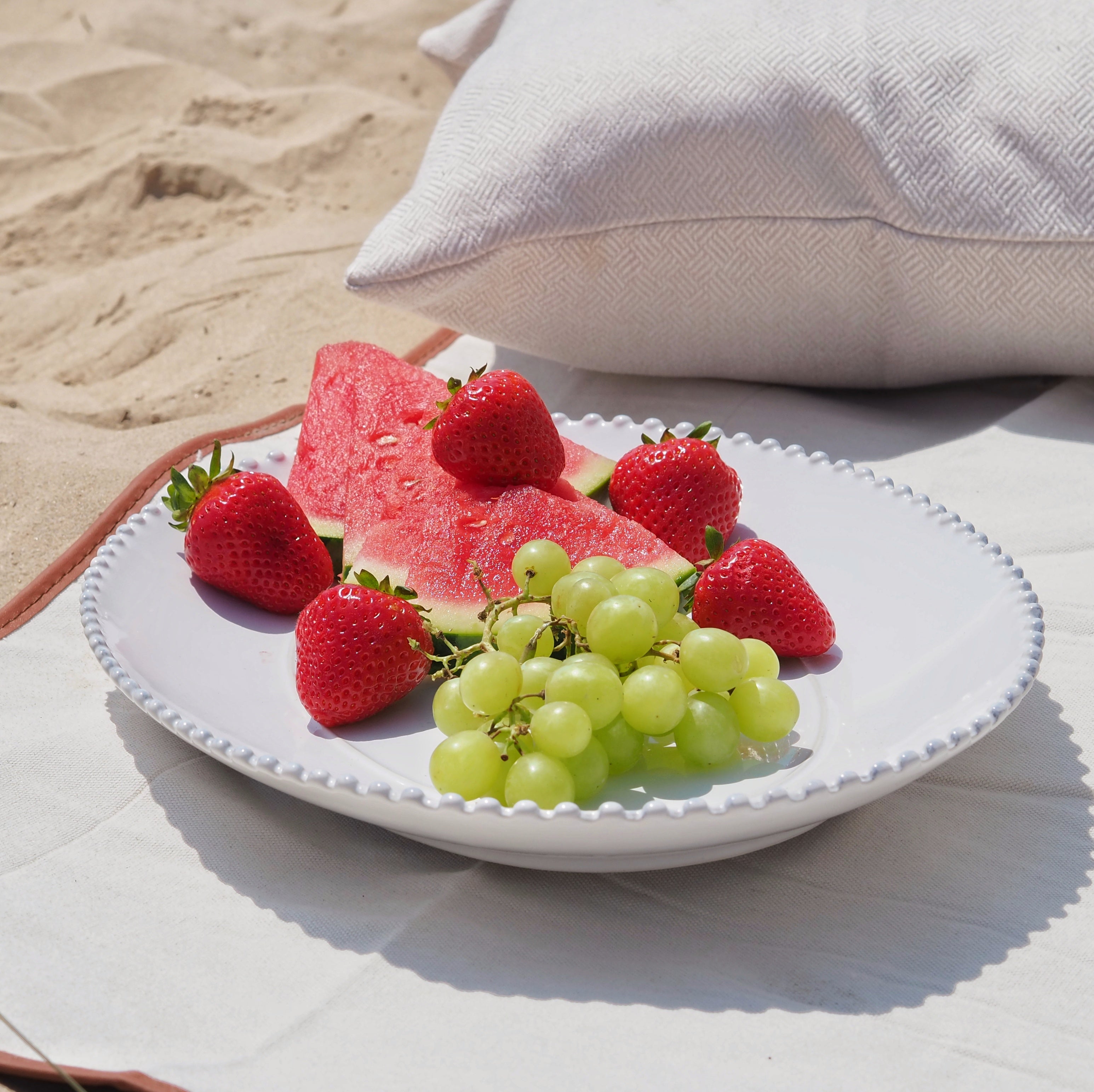 Long clearance serving platter